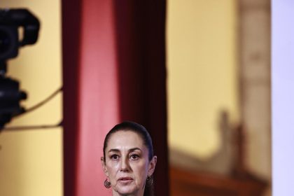 La presidenta de México Claudia Sheinbaum, habla durante una conferencia de prensa este jueves, en Palacio Nacional de la Ciudad de México (México). EFE/Sáshenka Gutiérrez