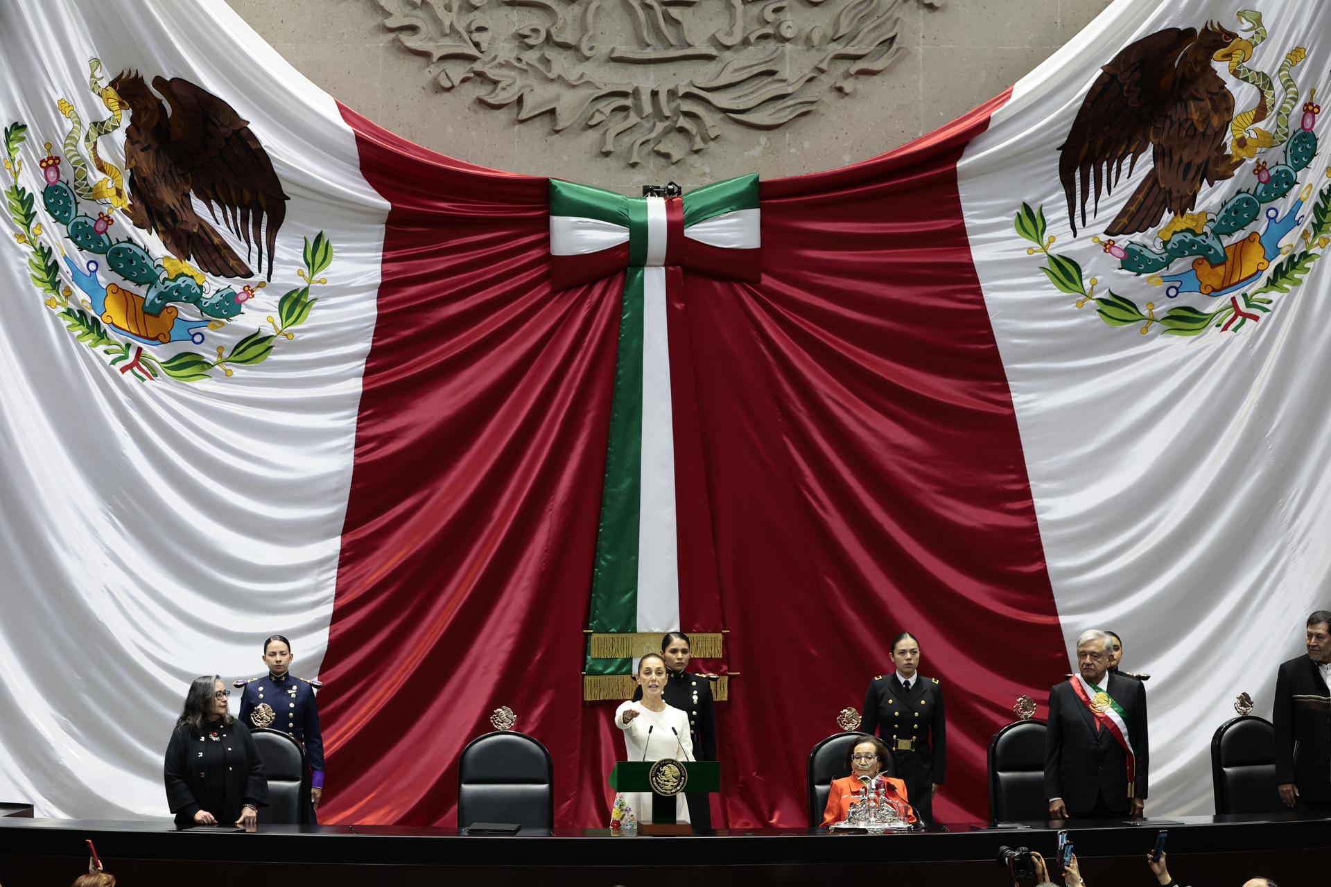 La presidenta de México Claudia Sheinbaum, toma protesta en la Cámara de Diputados este martes en la Ciudad de México (México). EFE/José Méndez
