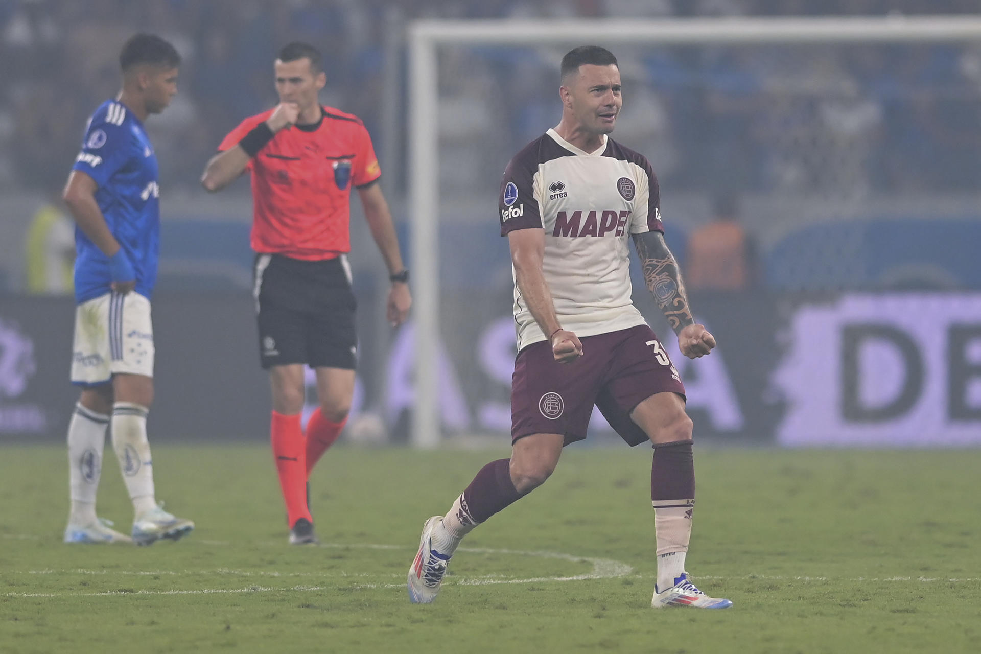 Ramiro Carrera, centrocampista de Lanús de Argentina, fue registrado este miércoles, 23 de octubre, al celebrar un gol que le anotó a Cruzeiro de Brasil, durante el partido de ida de esta llave semifinal de la Copa Sudamericana, en el estadio Mineirao de Belo Horizonte (Brasil). EFE/Joao Guilherme
