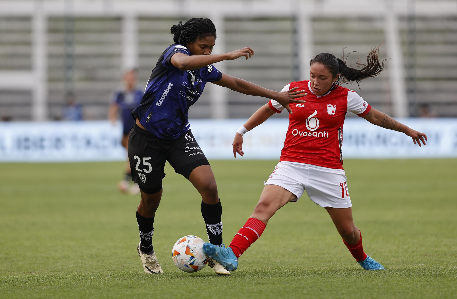 Camila Reyes (d) anotó el gol del empate 1-1 de Santa Fe. En la foto, disputa el balón con Yaritza Valencia, de Independiente del Valle. EFE/ Juan Pablo Pino
