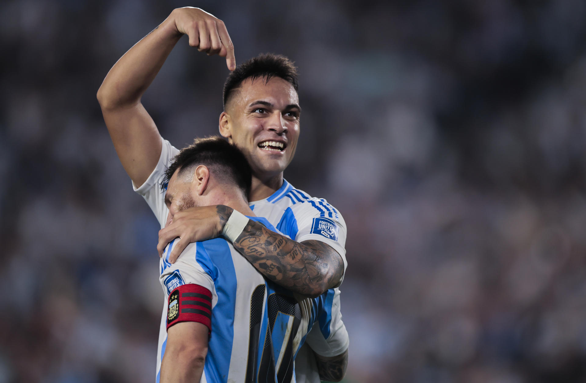 El delantero argentino Lautaro Martínez (d) fue registrado este martes, 15 de octubre, al celebrar un gol que su compañero Lionel Messi (i) le anotó a Bolivia, durante un partido de la fecha 10 de las eliminatoria suramericanas al Mundial FIFA de 2026, en el estadio Más Monumental de Buenos Aires (Argentina). EFE/Luciano González
