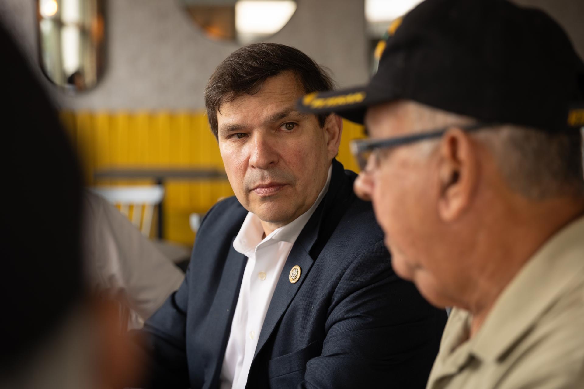 Fotografía de campaña cedida donde aparece el congresista demócrata Vicente González, que representa el distrito 34 de Texas, durante una acto de campaña electoral en Texas (Estados Unidos). EFE/Campaña Reelección de Vicente González /SOLO USO EDITORIAL /NO VENTAS /SOLO DISPONIBLE PARA ILUSTRAR LA NOTICIA QUE ACOMPAÑA /CRÉDITO OBLIGATORIO
