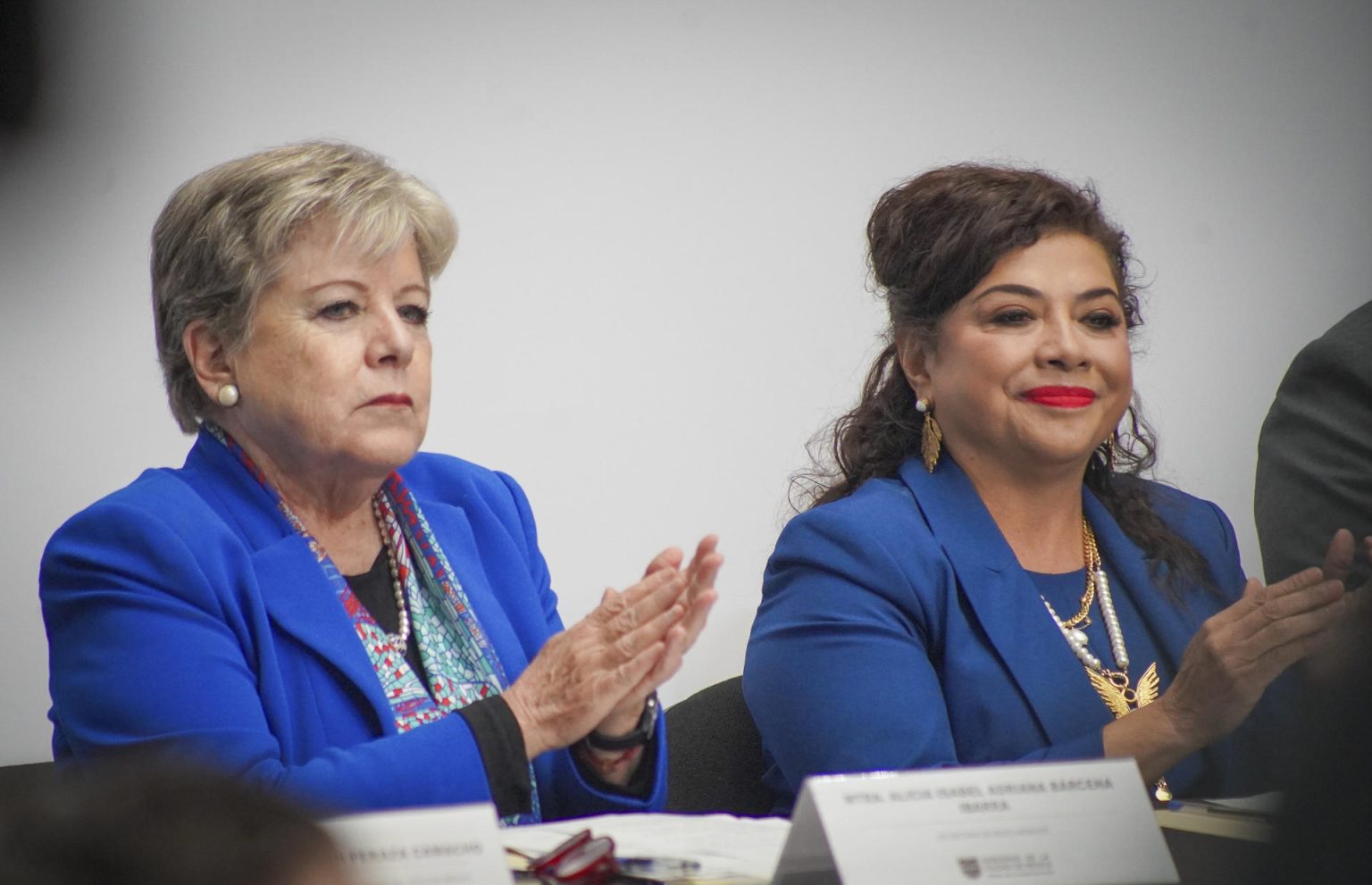 Fotografía cedida por la Secretaría de Medio Ambiente y Recursos Naturales (Semarnat), de su titular Alicia Bárcena (i) y de la jefa de Gobierno de la Ciudad de México, Clara Brugada (d), durante una rueda de prensa este miércoles en la Ciudad de México (México). EFE/Semarnat/SOLO USO EDITORIAL/SOLO DISPONIBLE PARA ILUSTRAR LA NOTICIA QUE ACOMPAÑA (CRÉDITO OBLIGATORIO)