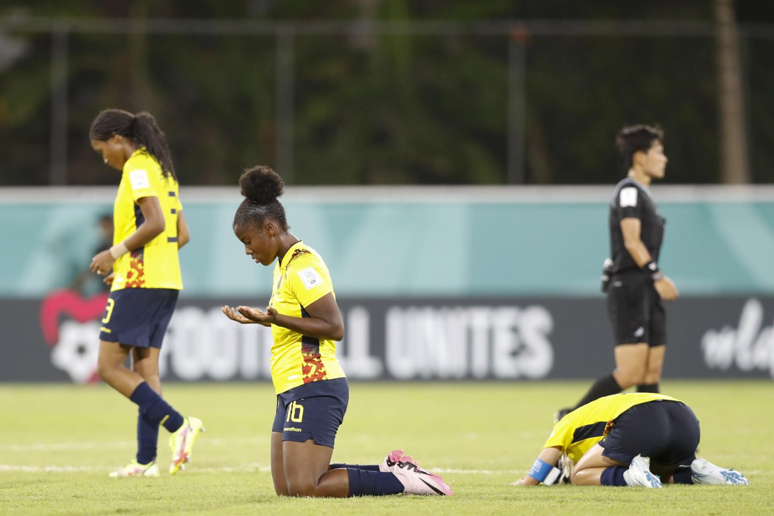 Las jugadoras de la selección sub-17 de Ecuador celebran este martes su clasificación a los cuartos de final del Mundial, instancia en la que se medirán este domingo con la de España.EFE/ Diana Sánchez