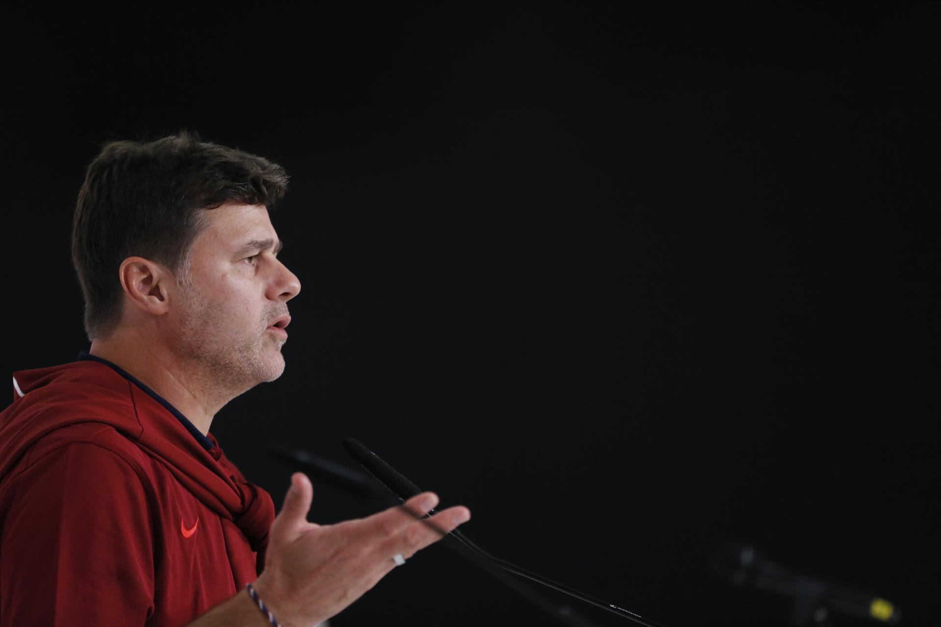 El entrenador de la selección de Estados Unidos de fútbol, el argentino Mauricio Pochettino habla durante una rueda de prensa, tras un entrenamiento este lunes, previo a un partido amistoso ante la selección mexicana de fútbol, en el Estadio Akron de la ciudad de Guadalajara, Jalisco (México). EFE/ Francisco Guasco
