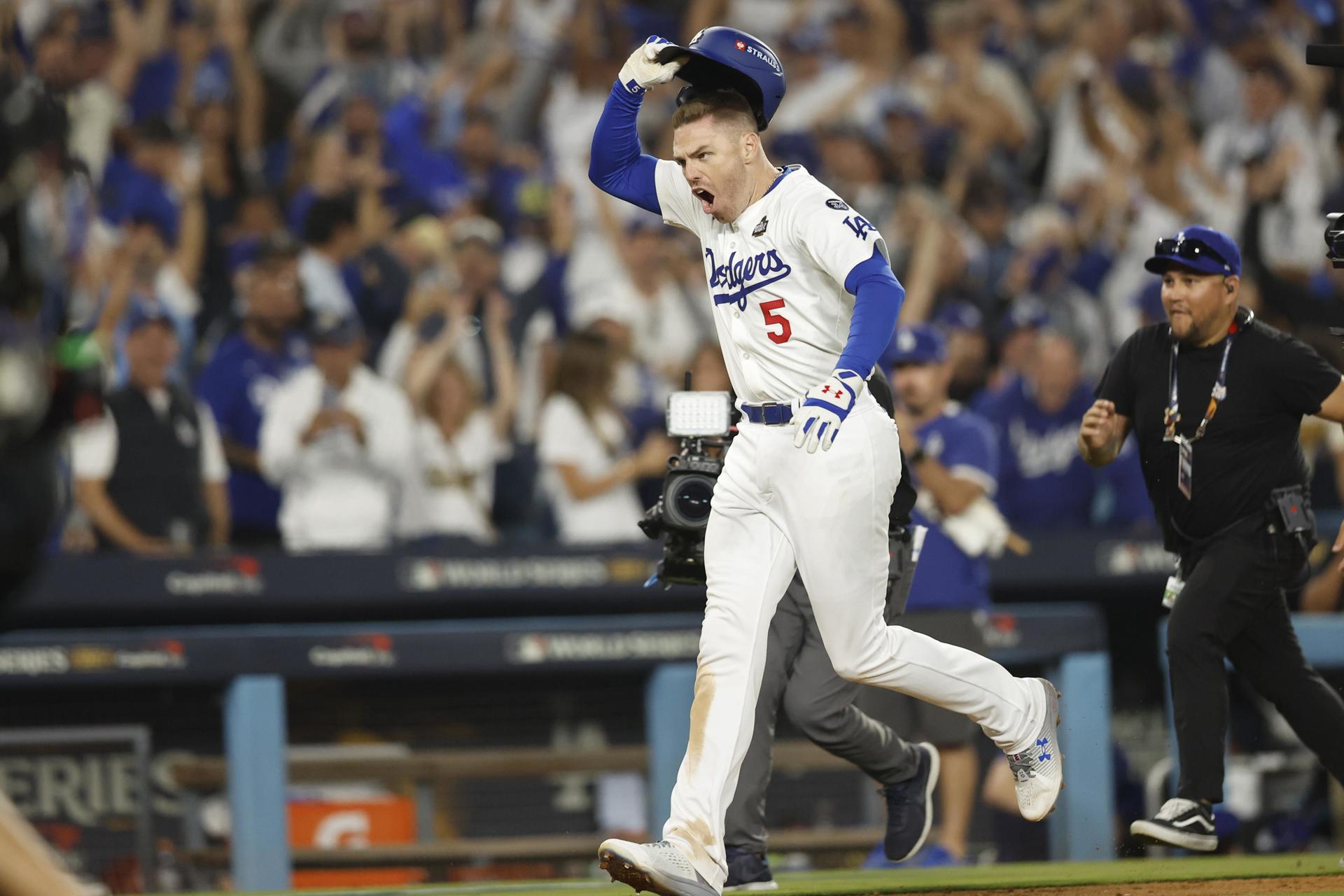 El jugador de los Dodgers de Los Angeles Freddie Freeman celebra tras conseguir un 'grand slam' ante los Yanquis de Nueva York. EFEALLISON DINNER
