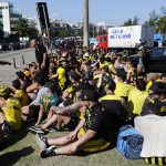 Fotografía tomada el 23 de octubre de 2024 a fanáticos del club Peñarol detenidos por la policía de Río de Janeiro por su presunta participación en disturbios antes del partido de ida de las semifinales de la Copa Libertadores que ganó Botafogo por 5-0. A dos días del encuentro de vuelta en Montevideo, las autoridades de Uruguay anunciaron que no permitirán hinchas brasileños en el estadio Campeón del Siglo. EFE/ André Coelho