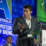 El gobernador de Nuevo León, Samuel García, habla en la reunión anual de industriales en las instalaciones de Cintermex este lunes, en la ciudad de Monterrey (México). EFE/Miguel Sierra