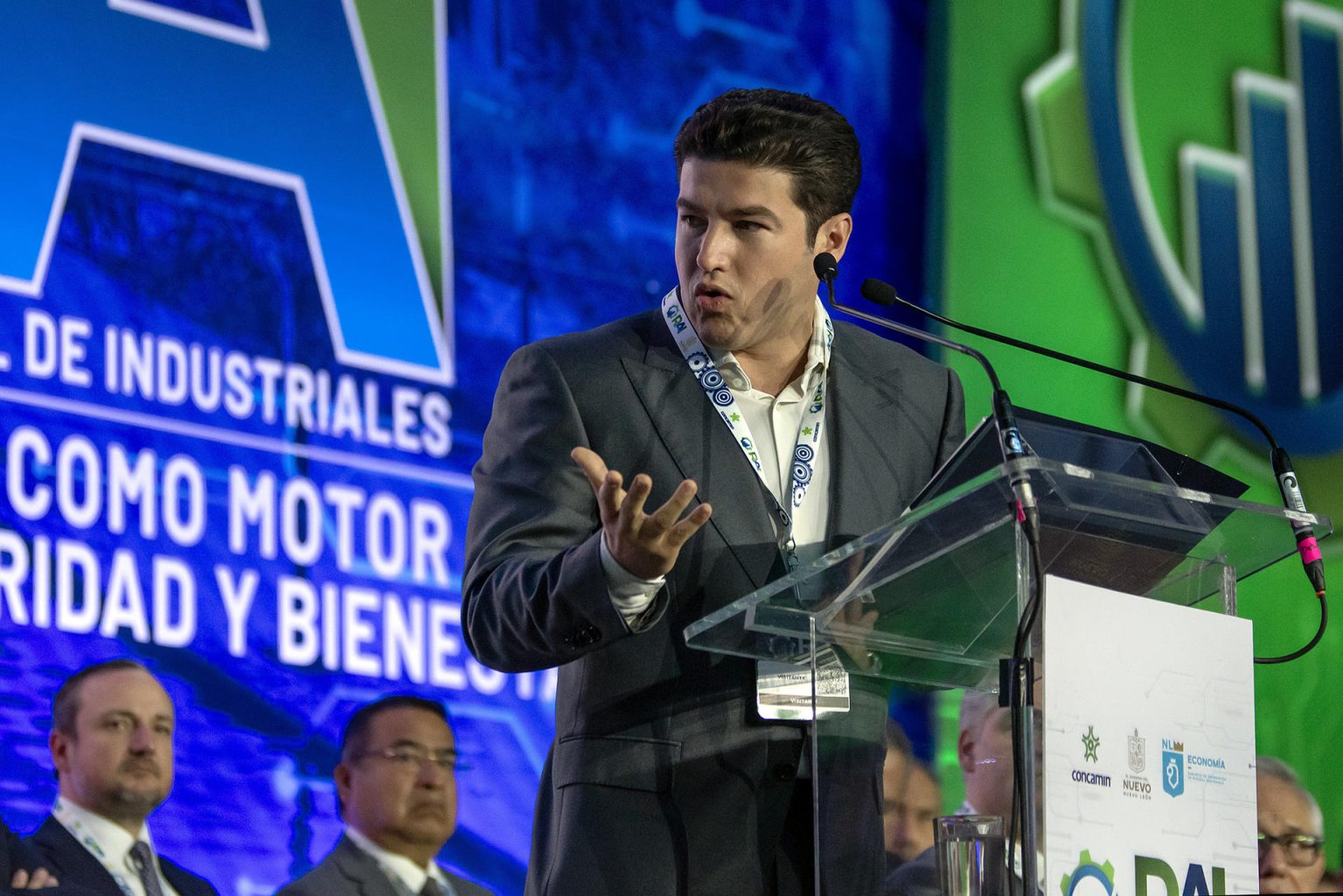 El gobernador de Nuevo León, Samuel García, habla en la reunión anual de industriales en las instalaciones de Cintermex este lunes, en la ciudad de Monterrey (México). EFE/Miguel Sierra