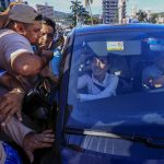 La presidenta de México, Claudia Sheinbaum, es abordada por periodistas durante un recorrido este viernes en el balneario de Acapulco (México). E FE/David Guzmán