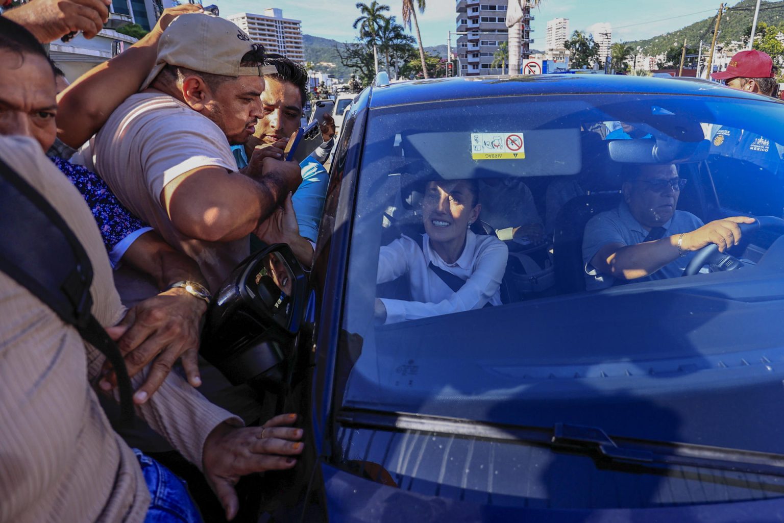 La presidenta de México, Claudia Sheinbaum, es abordada por periodistas durante un recorrido este viernes en el balneario de Acapulco (México). E FE/David Guzmán