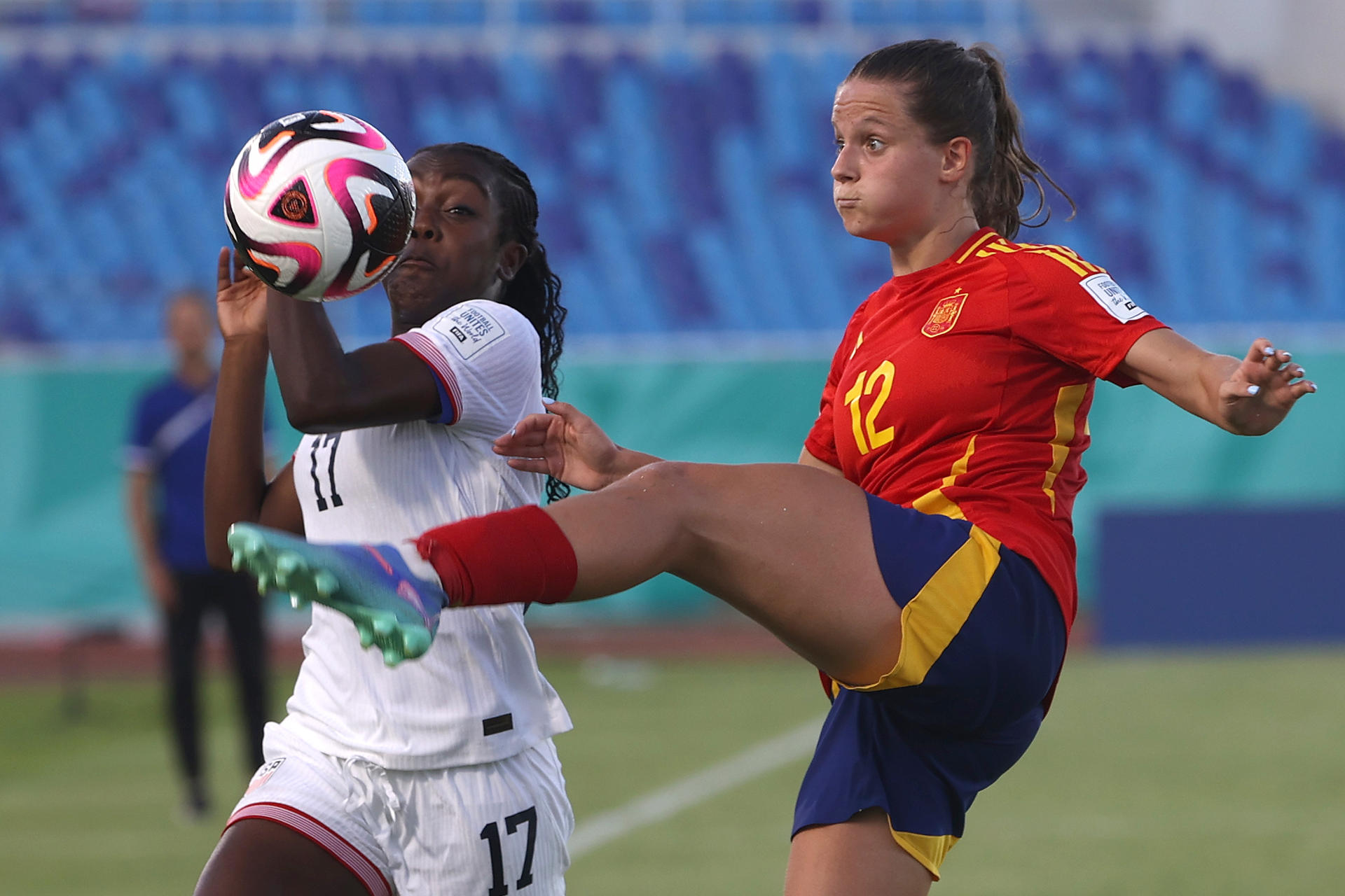 Aiara Agirrezabala, de España, disputa el balón con Micayla Johnson, de Estados Unidos, en el Mundial femenino sub-17. EFE/Orlando Barría
