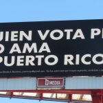 Fotografía del 25 de septiembre de 2024 de una valla publicitaria con el mensaje 'Quien vota PNP no ama a Puerto Rico', atribuida a Bad Bunny, en una calle de San Juan (Puerto Rico). EFE/ Esther Alaejos