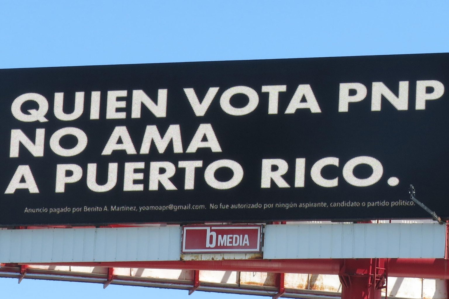 Fotografía del 25 de septiembre de 2024 de una valla publicitaria con el mensaje 'Quien vota PNP no ama a Puerto Rico', atribuida a Bad Bunny, en una calle de San Juan (Puerto Rico). EFE/ Esther Alaejos