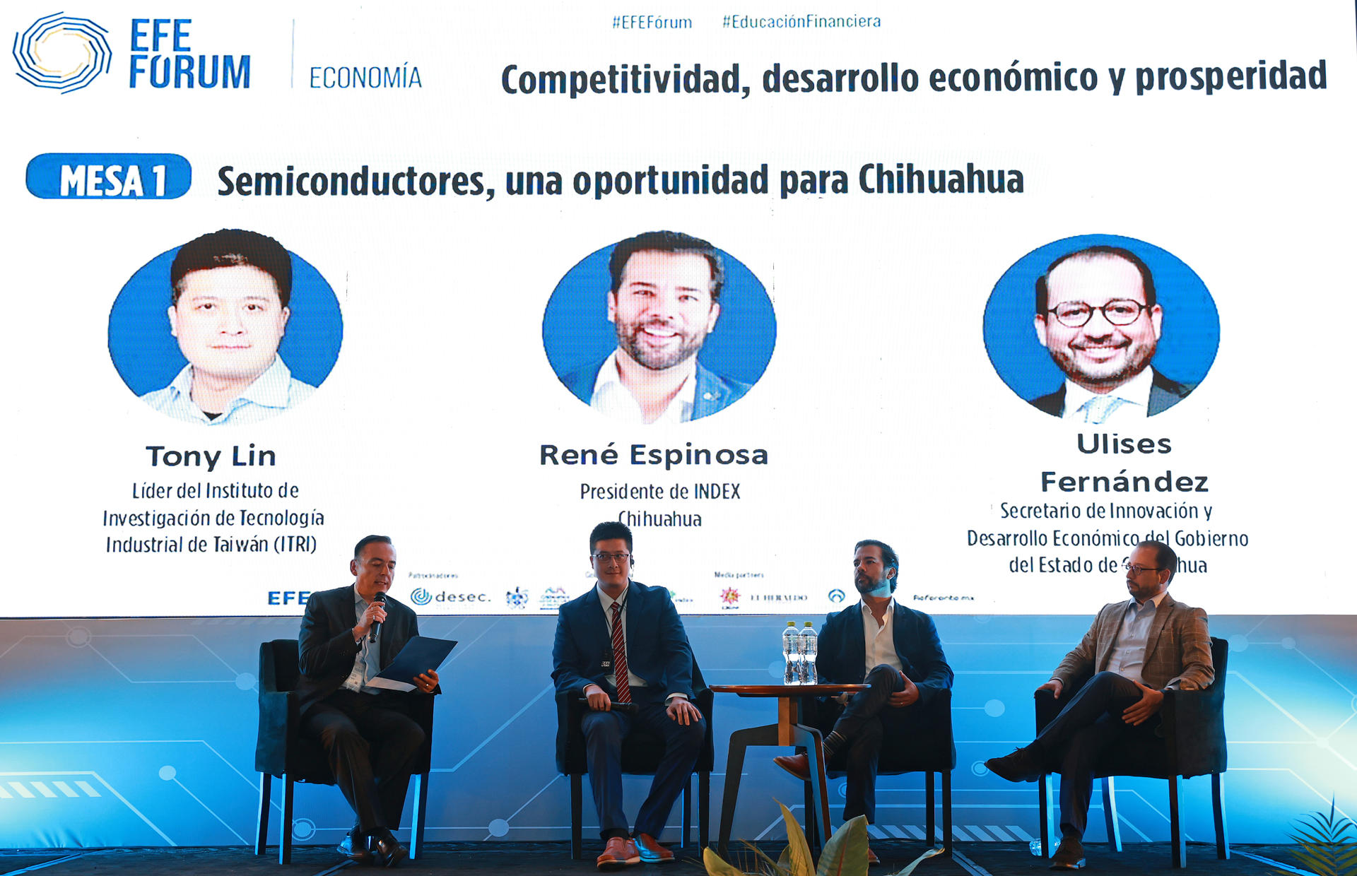 Desde la izquierda, el moderador, Jonathan Gonzalez; el líder del Instituto de Investigación de Tecnología Industrial de Taiwan, Tony Lin; el presidente de IDEX Chihuahua, René Espinosa; y el secretario de Innovación y Desarrollo Económico del Gobierno de Chihuahua, Ulises Fernández participan en el foro Competitividad desarrollo económico y Prosperidad, en Chihuahua (México). EFE/ Alex Cruz
