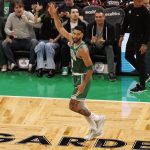 Jayson Tatum, de los Celtics, celebra uno de sus triples ante los Knicks en Boston. EFE/EPA/CJ GUNTHER