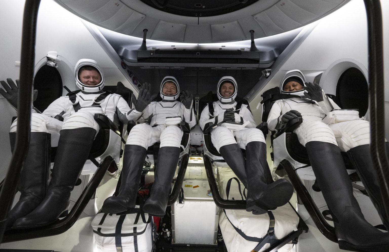 Fotografía cedida por la NASA donde aparecen el cosmonauta de Roscosmos, Alexander Grebenkin (i); los astronautas de la NASA Michael Barratt (2i), y Matthew Dominick (2d),  y Jeanette Epps (d), sentados dentro de la nave espacial Dragon Endeavour de SpaceX poco después de haber aterrizado este viernes 25 de octubre en el Golfo de México frente a la costa de Pensacola, Florida (EE. UU). EFE/Joel Kowsky/NASA /SOLO USO EDITORIAL /NO VENTAS /SOLO DISPONIBLE PARA ILUSTRAR LA NOTICIA QUE ACOMPAÑA /CRÉDITO OBLIGATORIO