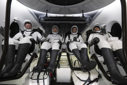 Fotografía cedida por la NASA donde aparecen el cosmonauta de Roscosmos, Alexander Grebenkin (i); los astronautas de la NASA Michael Barratt (2i), y Matthew Dominick (2d),  y Jeanette Epps (d), sentados dentro de la nave espacial Dragon Endeavour de SpaceX poco después de haber aterrizado este viernes 25 de octubre en el Golfo de México frente a la costa de Pensacola, Florida (EE. UU). EFE/Joel Kowsky/NASA /SOLO USO EDITORIAL /NO VENTAS /SOLO DISPONIBLE PARA ILUSTRAR LA NOTICIA QUE ACOMPAÑA /CRÉDITO OBLIGATORIO