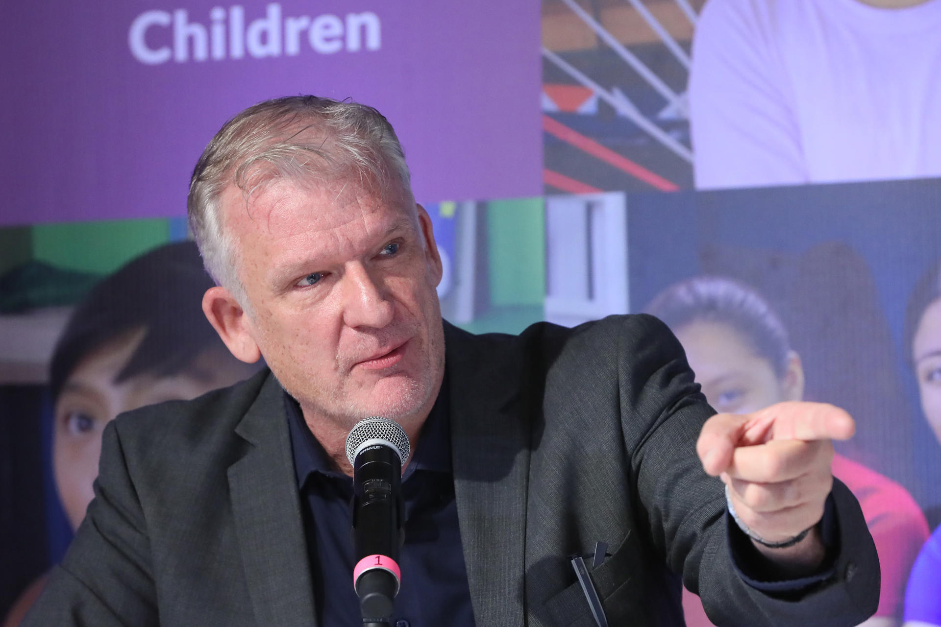 El director ejecutivo de Save The Children en México, Dirk Glass habla durante una rueda de prensa este jueves, en Ciudad de México (México). EFE/ Mario Guzmán
