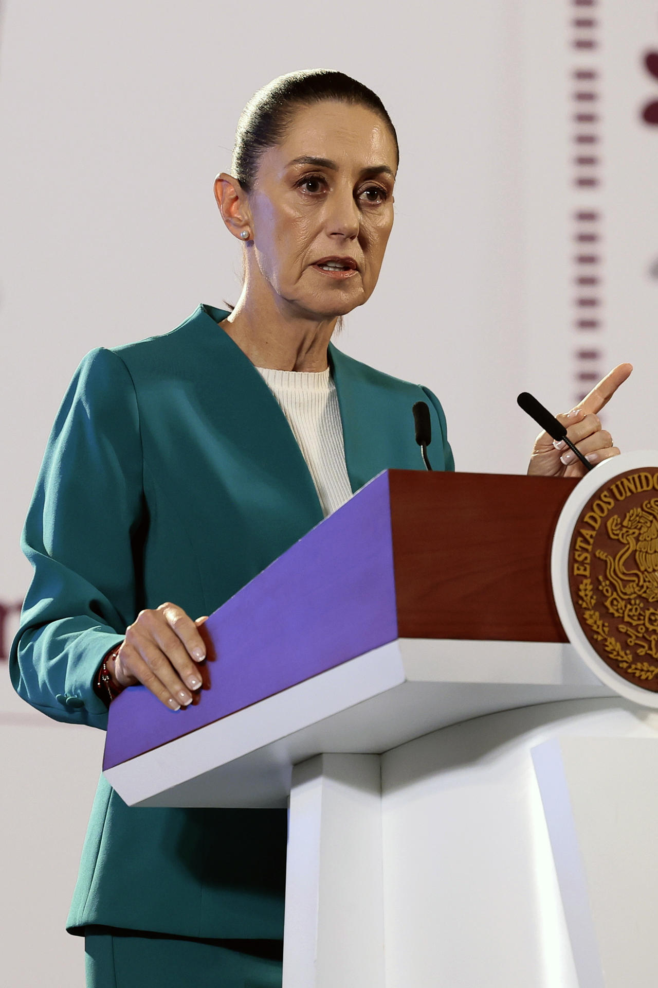 La presidenta de México Claudia Sheinbaum, habla este lunes durante su conferencia de prensa matutina en Palacio Nacional de la Ciudad de México (México). EFE/José Méndez