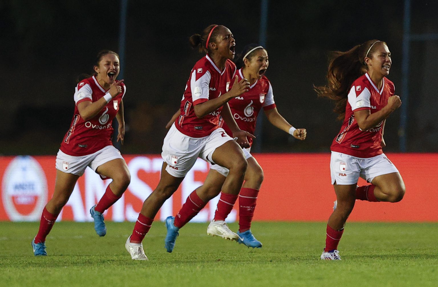 Jugadoras de Santa Fe celebran su paso a la final de la Copa Libertadores Femenina al ganar en penaltis al Independiente del Valle en Luque (Paraguay). EFE/ Juan Pablo Pino