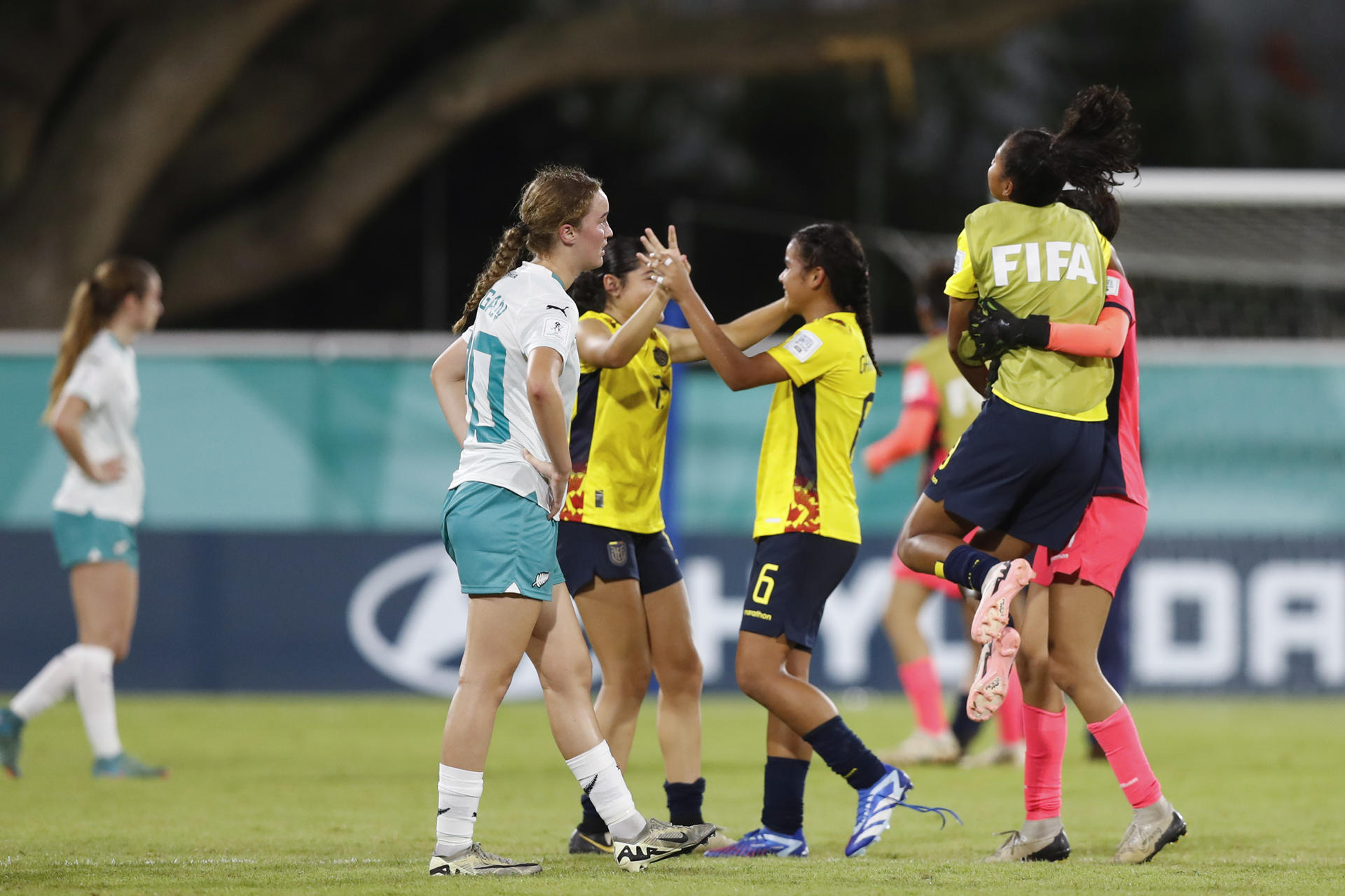 Las jugadoras de la selección sub-17 de Ecuador celebran este martes su clasificación a los cuartos de final del Mundial, instancia en la que se medirán este domingo con la de España.EFE/ Diana Sánchez
