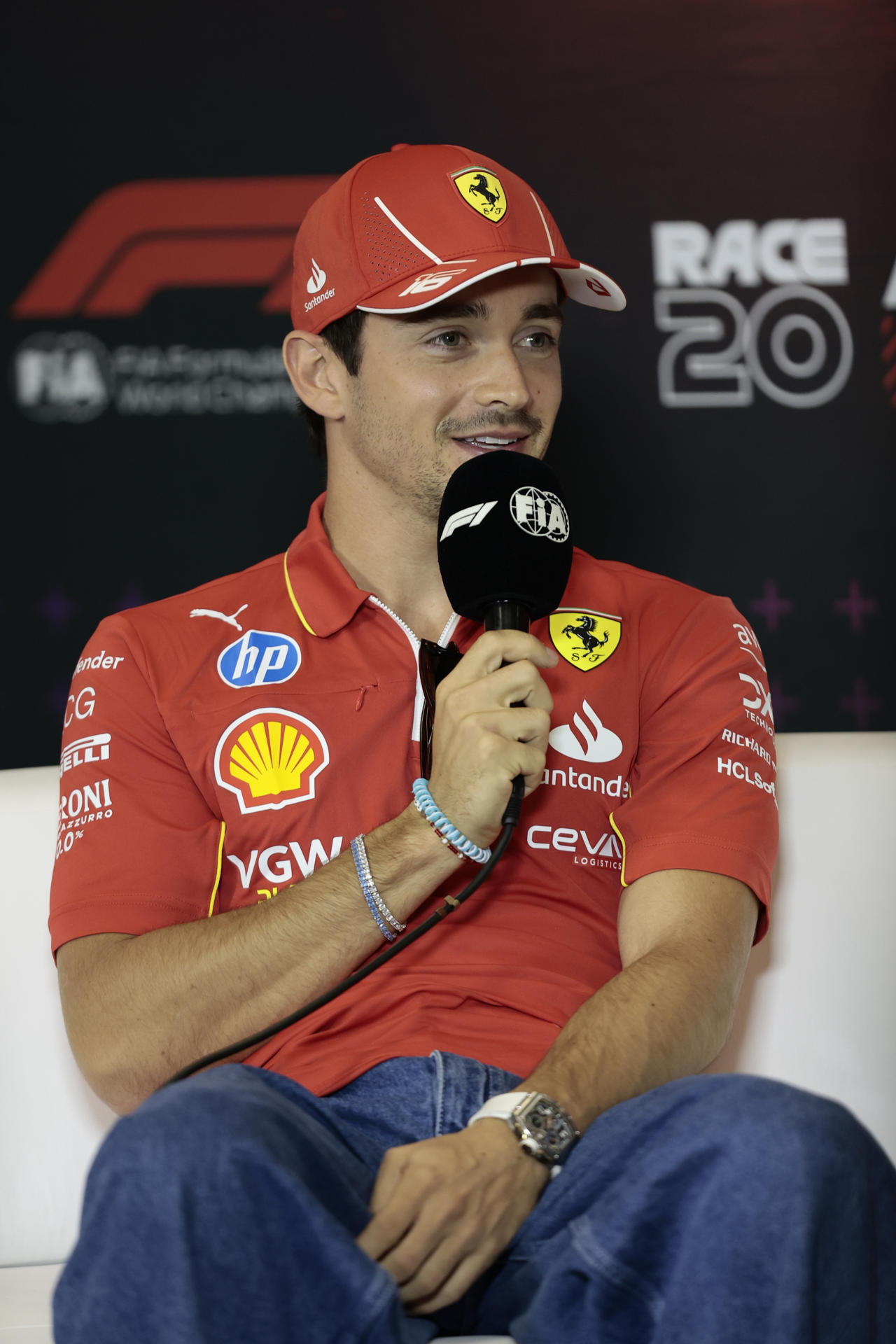 El piloto monegasco Charles Leclerc, del equipo Ferrari, habla durante una rueda de prensa en el Autódromo Hermanos Rodriguez de la Ciudad de México este jueves en el primer día de actividades del Gran Premio de la Fórmula 1 de la Ciudad de México (México). EFE/José Méndez
