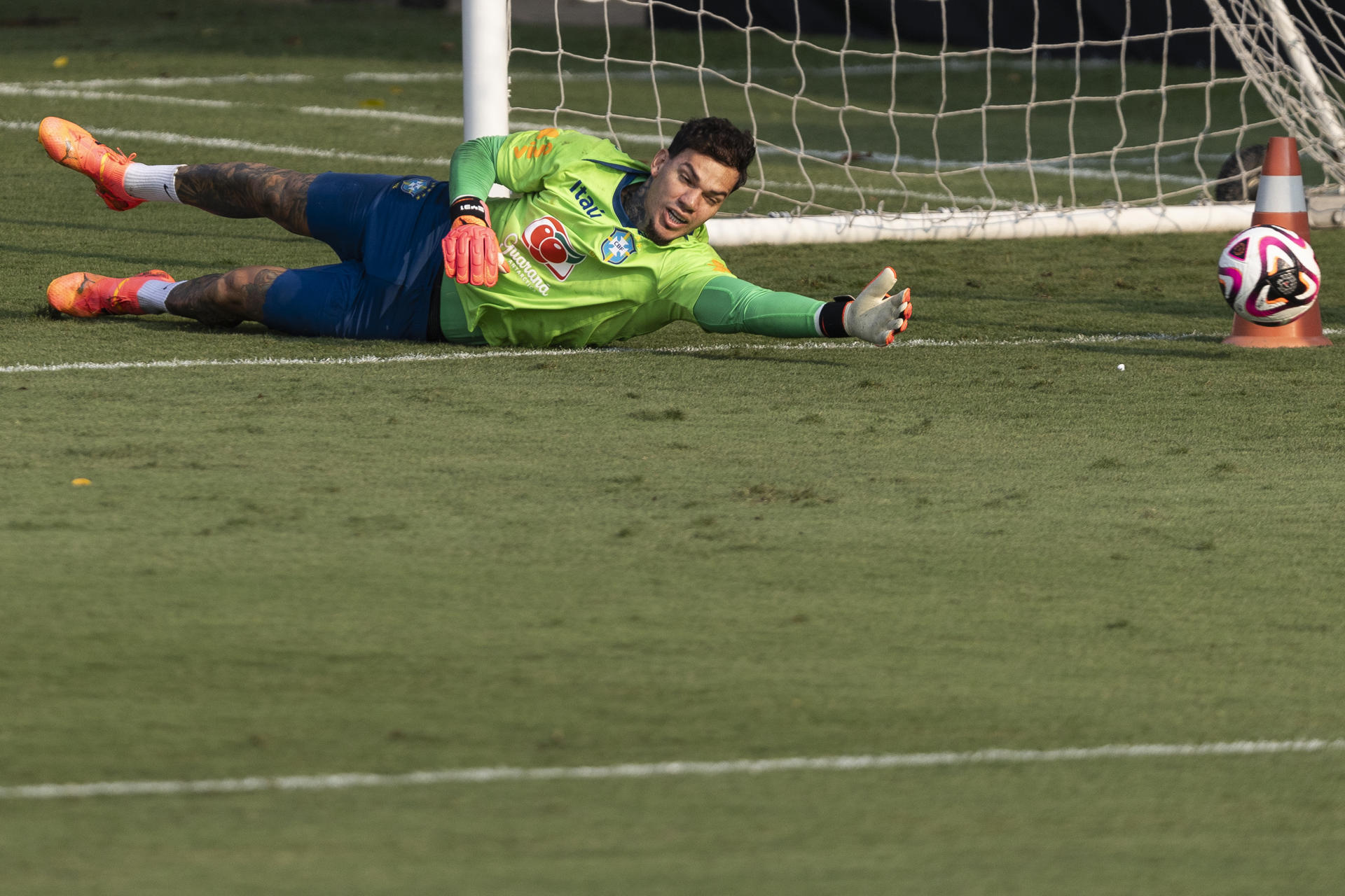 El portero de la selección brasileña de fútbol Ederson se entrena en la sede del club Palmeiras, en Sao Paulo, para el partido de la novena jornada de las eliminatorias del Mundial de 2026 contra Chile en Santiago. EFE/ Isaac Fontana
