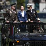 La presidenta de México, Claudia Sheinbaum (c), acompañada del secretario de la Defensa Nacional (Sedena), Ricardo Trevilla Trejo (i) y de Marina (Semar), Raymundo Pedro Morales (d), pasan revista durante la ceremonia de saludo a las Fuerzas Armadas y Guardia Nacional, este jueves en el Campo Marte de la Ciudad de México (México). EFE/ Isaac Esquivel