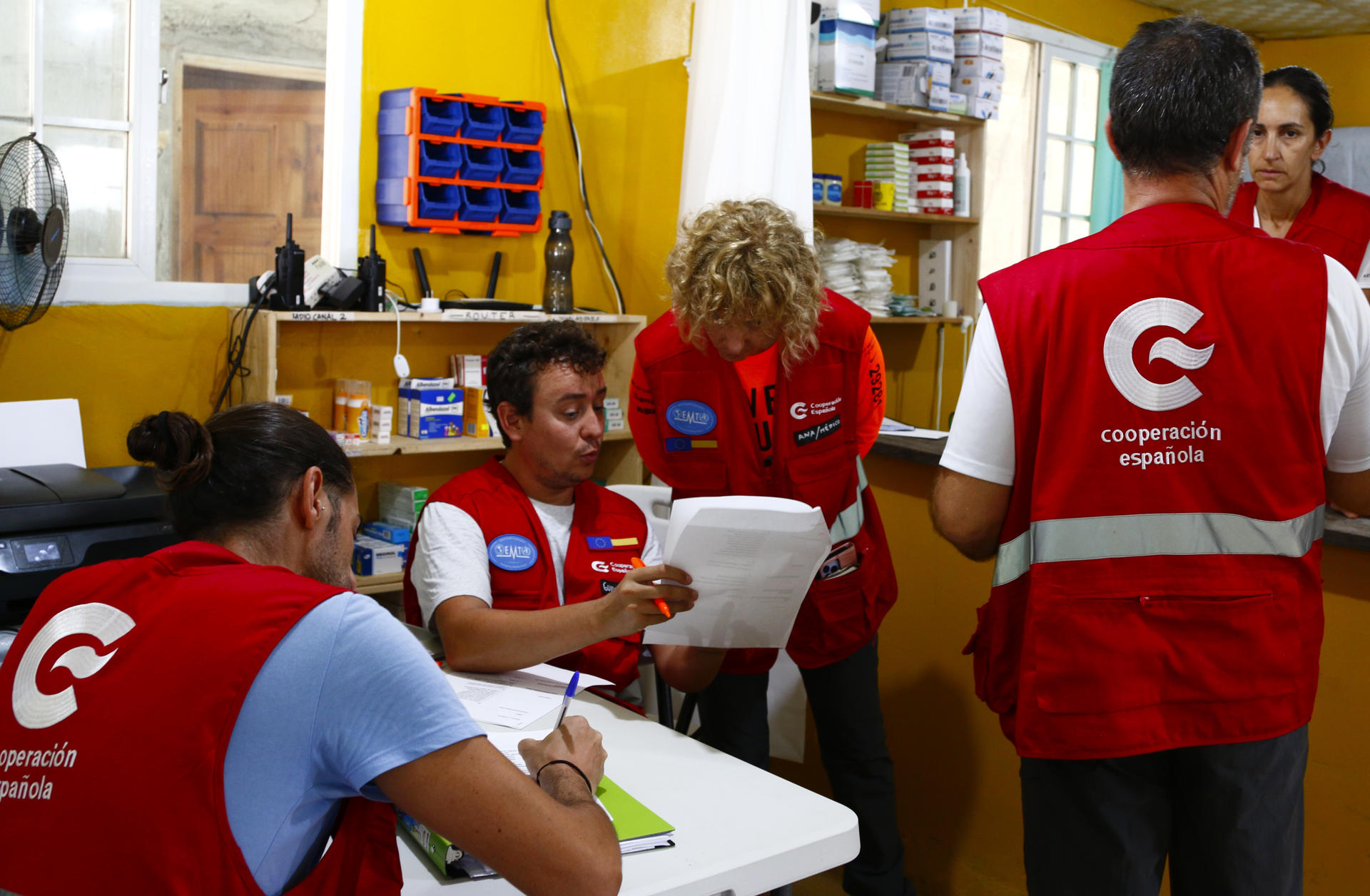 Integrantes de la Agencia Española de Cooperación Internacional para el Desarrollo se preparan para auxiliar migrantes este martes, en Bajo Chiquito (Panamá). EFE/ Moncho Torres
