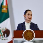 La presidenta de México, Claudia Sheinbaum, habla durante su primera conferencia de prensa este miércoles, ofrecida en Palacio Nacional de la Ciudad de México (México). EFE/ Sáshenka Gutiérrez