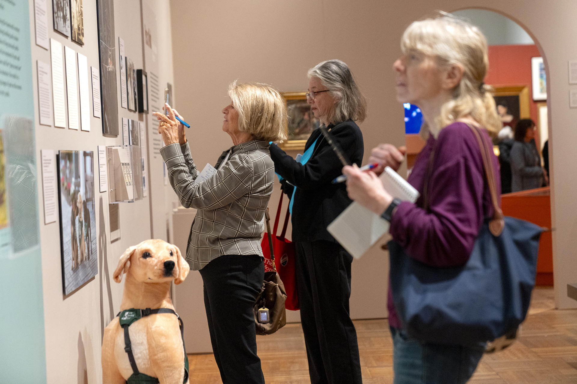 Personas visitan la exposición 'Pets and the City' (las mascotas y la ciudad) este viernes, en la sede del museo en Nueva York (EE.UU.). EFE/ Ángel Colmenares
