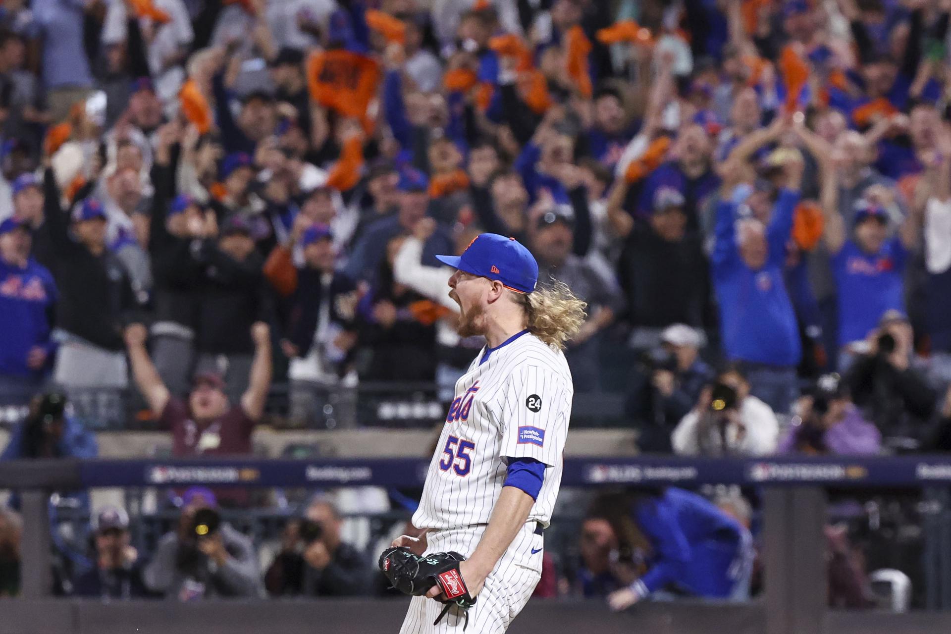 El lanzador de los Mets Ryne Stanek reacciona después del out final durante la novena entrada del tercer juego de los playoffs de la Serie Divisional de la Liga Nacional de Béisbol de las Grandes Ligas (MLB) entre los Filis de Filadelfia y los Mets de Nueva York en el Citi Field. EFE/EPA/SARAH YENESEL
