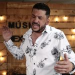 El cantante mexicano Luis Ángel 'El Flaco', nominado al Latin Grammy por Mejor Álbum de Banda, interpreta una canción al término de una entrevista con EFE este viernes, en Ciudad de México (México). EFE/ José Méndez