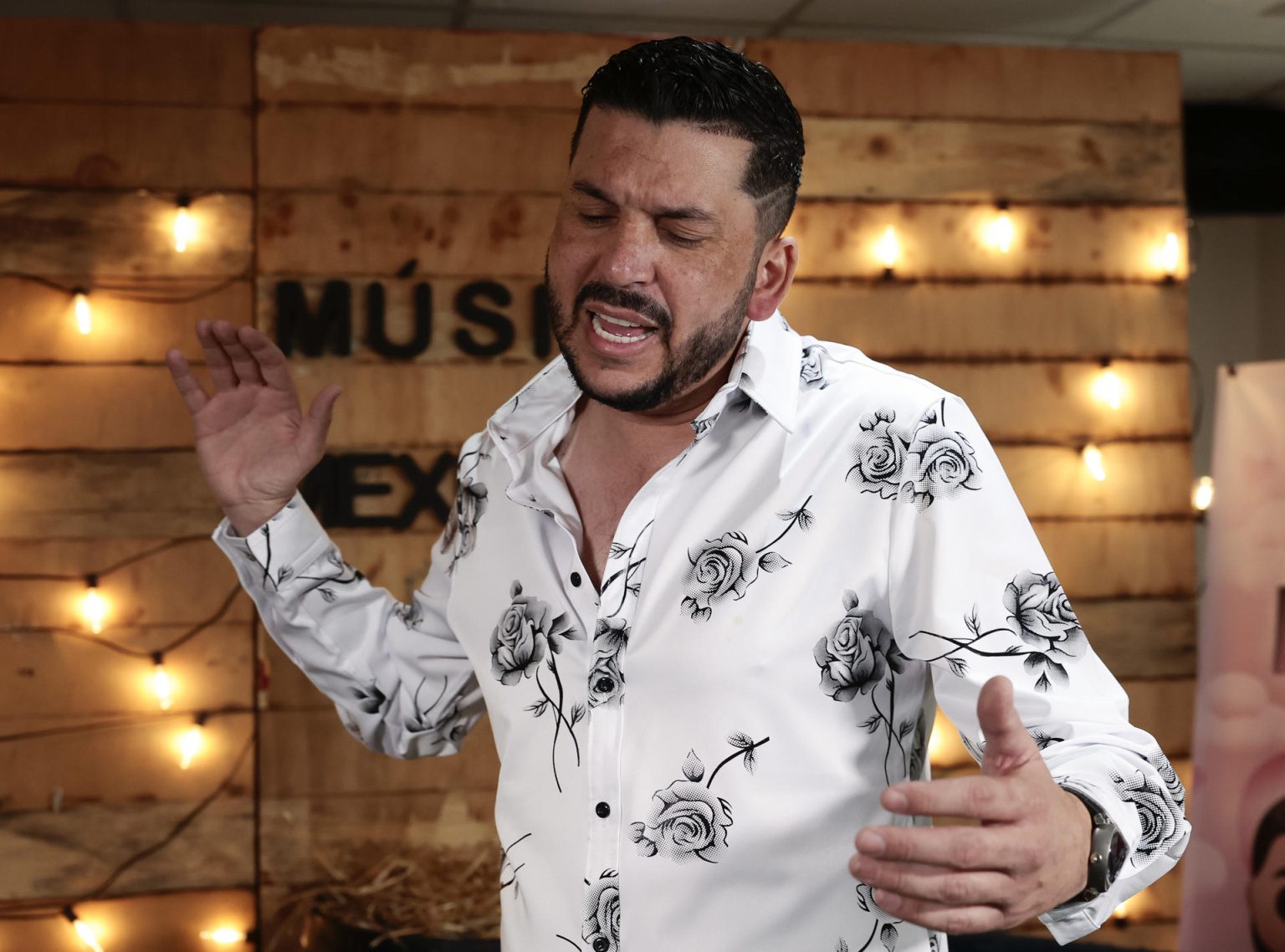 El cantante mexicano Luis Ángel 'El Flaco', nominado al Latin Grammy por Mejor Álbum de Banda, interpreta una canción al término de una entrevista con EFE este viernes, en Ciudad de México (México). EFE/ José Méndez