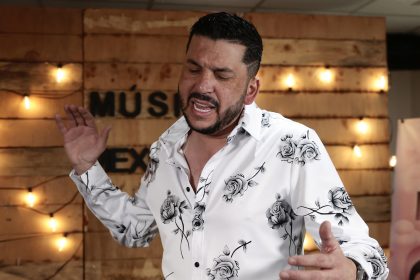 El cantante mexicano Luis Ángel 'El Flaco', nominado al Latin Grammy por Mejor Álbum de Banda, interpreta una canción al término de una entrevista con EFE este viernes, en Ciudad de México (México). EFE/ José Méndez