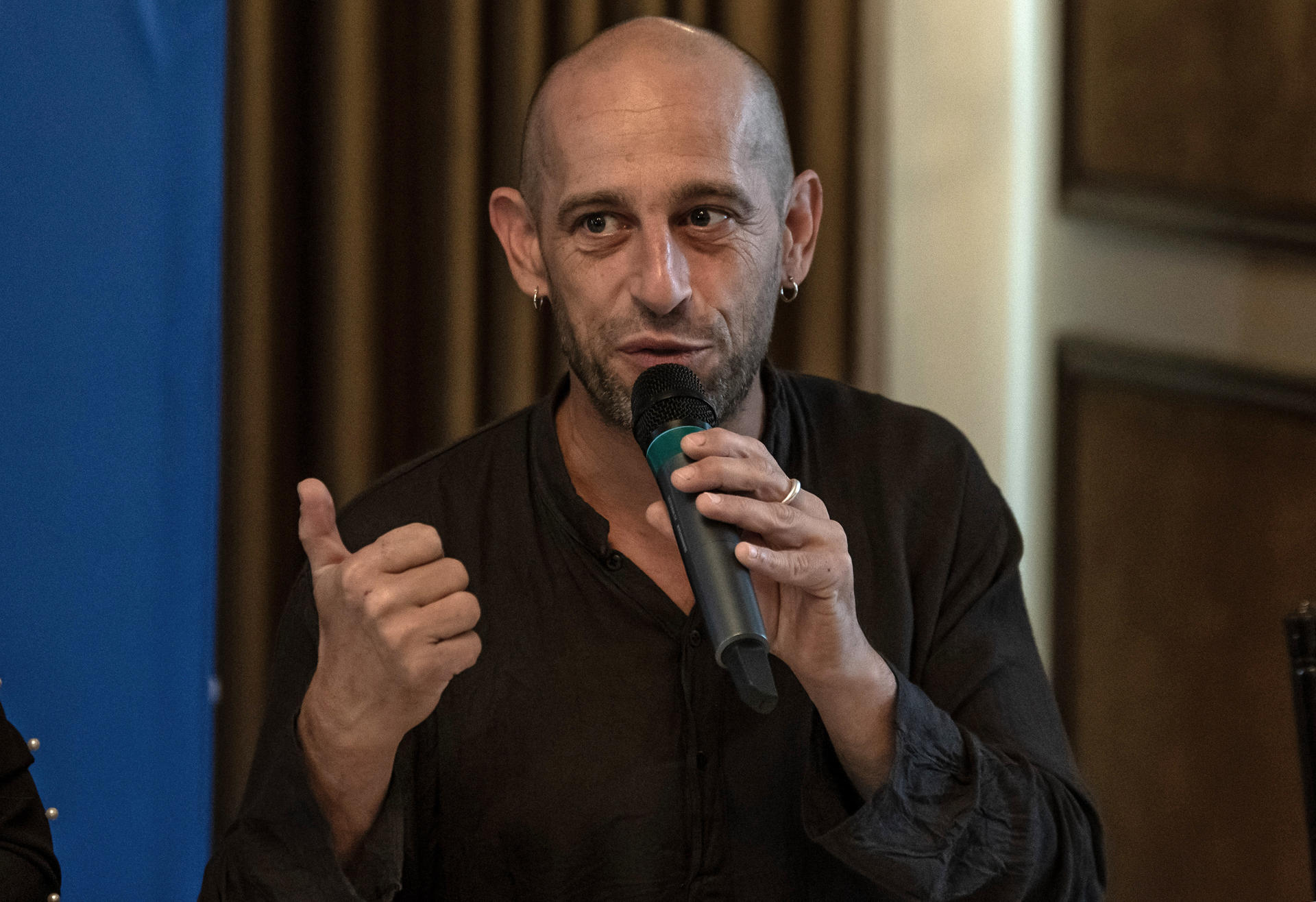 El director artístico de Cirque Inextremiste, Yann Ecauvre, habla durante una rueda de prensa previo al inicio del Festival Internacional Santa Lucía este jueves, en Monterrey (México). EFE/ Miguel Sierra
