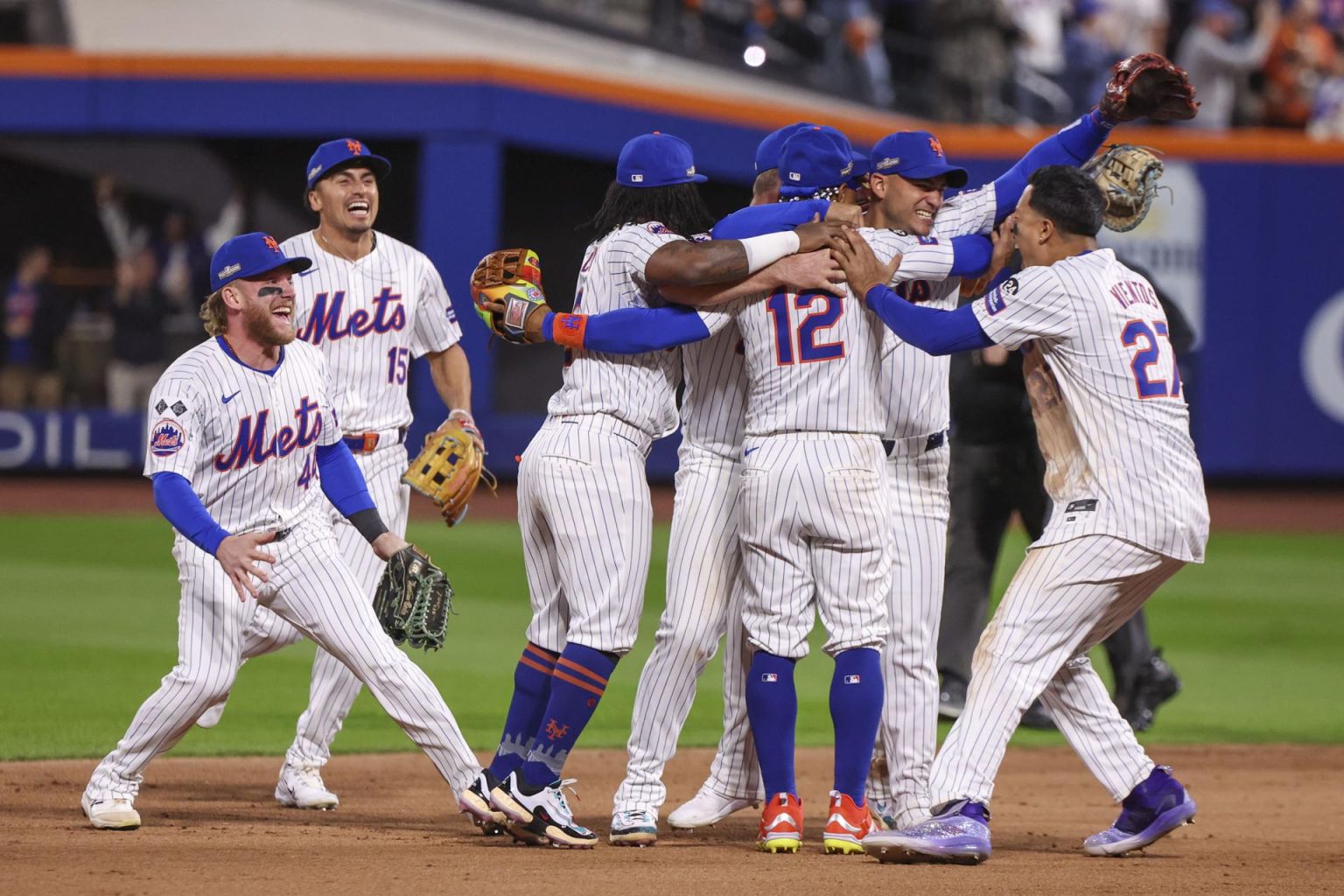 Los jugadores de los Mets reaccionan después de ganar el cuarto juego de los playoffs de la Serie Divisional de la Liga Americana de las Grandes Ligas de Béisbol (MLB) frente a los Filis de Filadelfia. EFE/EPA/SARAH YENESEL