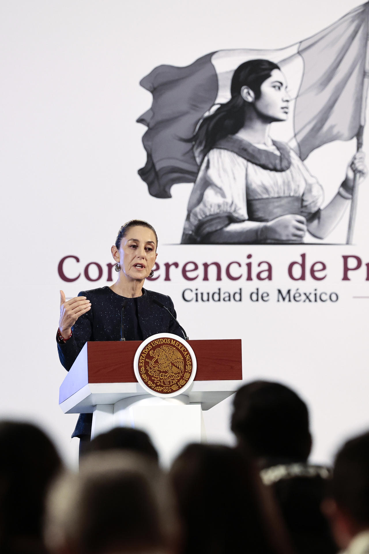 La presidenta de México, Claudia Sheinbaum, participa este miércoles durante su conferencia de prensa matutina  en Palacio Nacional en la Ciudad de México (México). EFE/ José Méndez