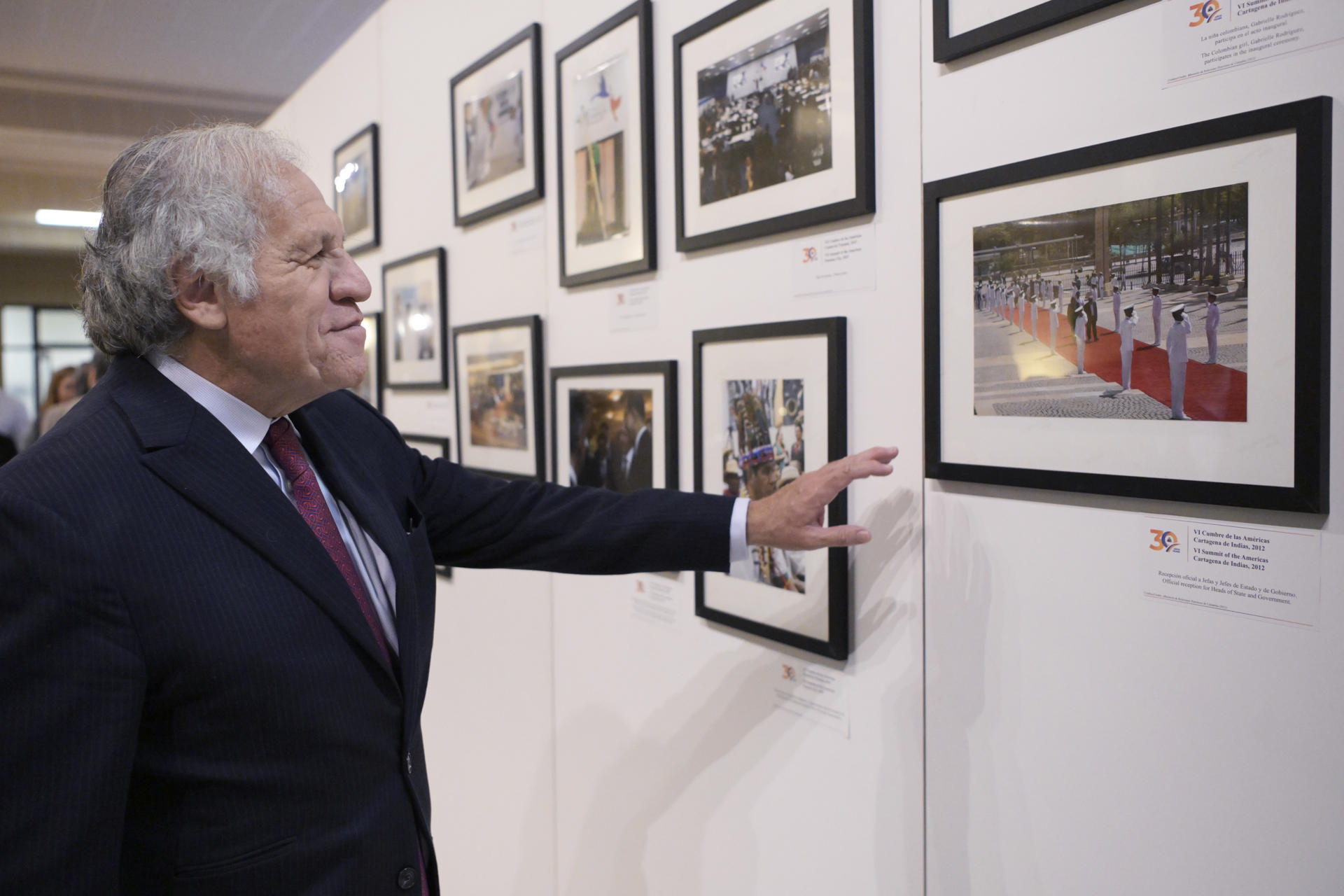 El secretario general de la Organización de los Estados Americanos (OEA), Luis Almagro, visita la exposición 'Cumbre de las Américas: 30 años en imágenes' inaugurada este viernes en la sede de la Organización de los Estados Americanos (OEA) en Washington (EE. UU). EFE/Lenin Nolly
