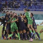 Las jugadoras de Inglaterra celebran este domingo en Santo Domingo la clasificación a las semifinales del Mundial sub-17, instancia en la que se citarán con España. EFE/ Orlando Barria