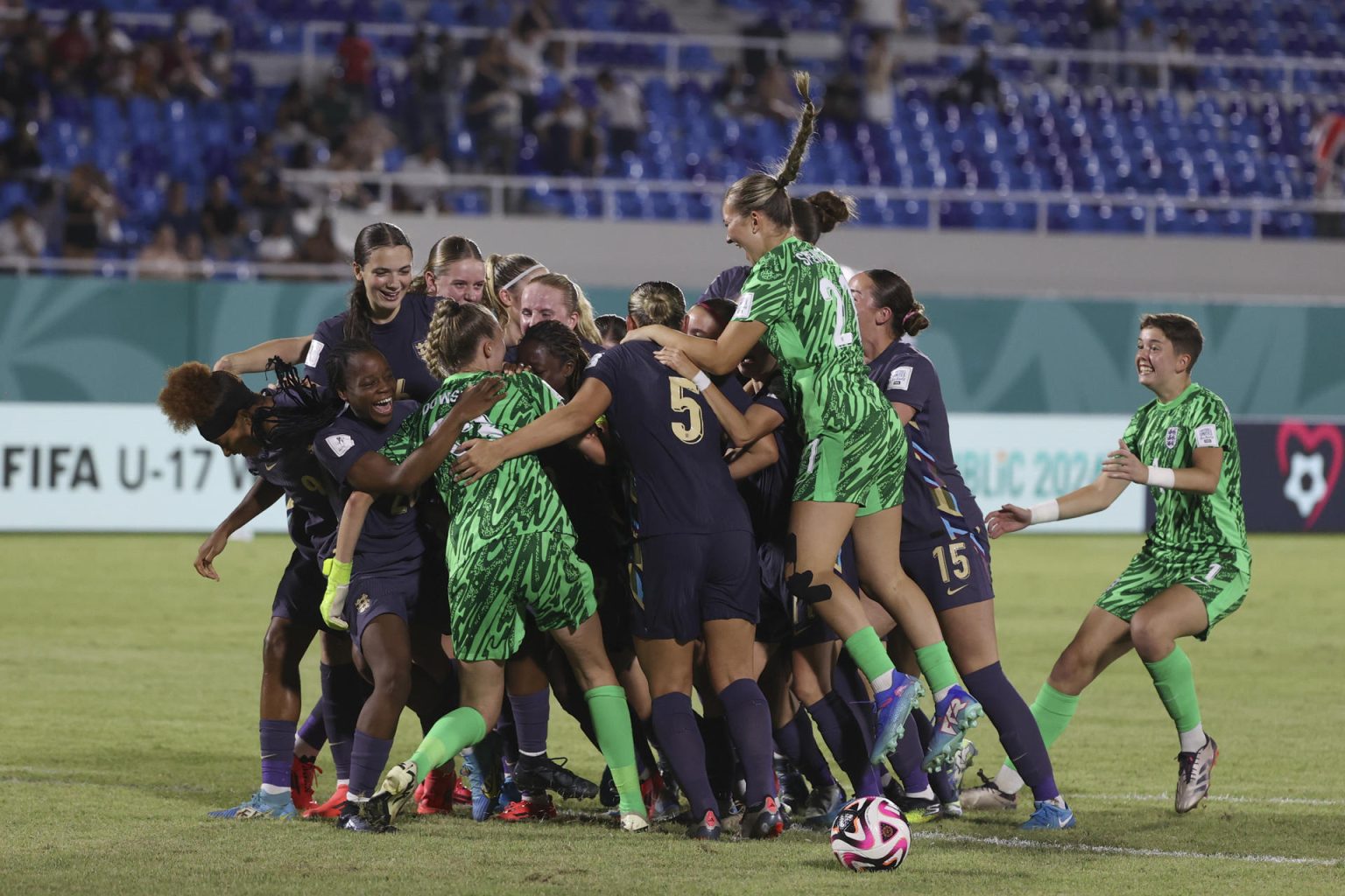 Las jugadoras de Inglaterra celebran este domingo en Santo Domingo la clasificación a las semifinales del Mundial sub-17, instancia en la que se citarán con España. EFE/ Orlando Barria