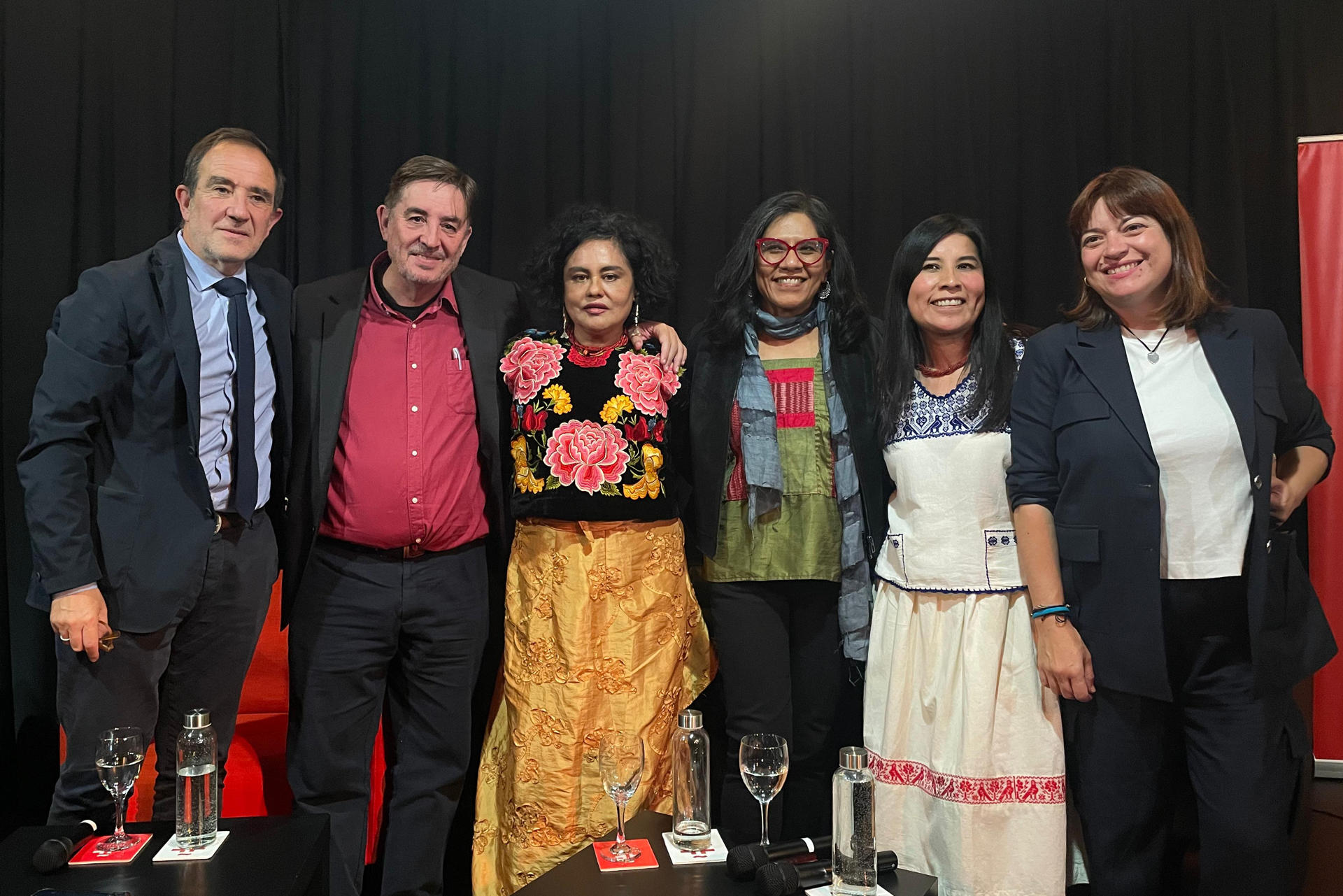 Desde la izquierda, el director del Instituto Cervantes en Nueva York, Javier Aldivielso; el director del Cervantes y escritor, Luis García Montero; la poeta mexicana,  Natalia Toledo; la poeta y responsable editorial de la UNAM, Socorro Venegas; la poeta Margarita León, y la directora general del Libro, del Cómic y de la Lectura del Ministerio de Cultura y Deporte, María José Gálvez posan durante un evento este jueves, en Nueva York (Estados Unidos). EFE/ Alicia Sánchez Gómez
