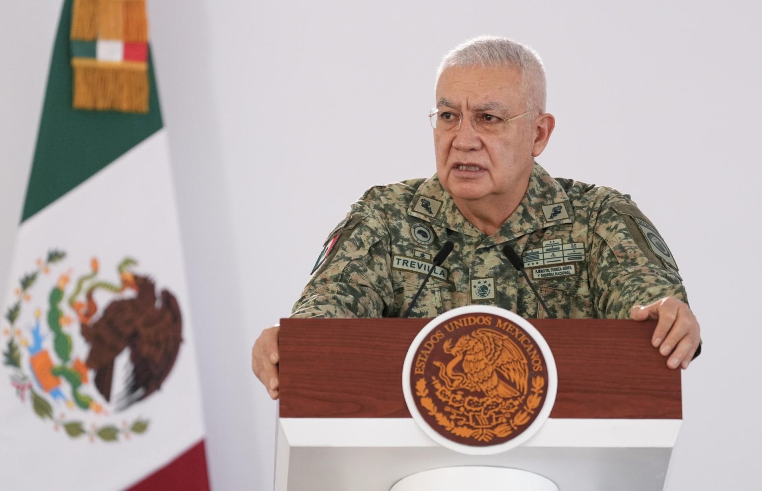 Fotografía cedida por la presidencia de México del secretario de la de Defensa Nacional (Sedena), Ricardo Trevilla Trejo, en una rueda de prensa de la presidenta de México Claudia Sheinabum, en el municipio de Cabo San Lucas, en Baja California Sur (México). EFE/Presidencia de México/SOLO USO EDITORIAL/SOLO DISPONIBLE PARA ILUSTRAR LA NOTICI QUE ACOMPAÑA(CRÉDITO OBLIGATORIO)