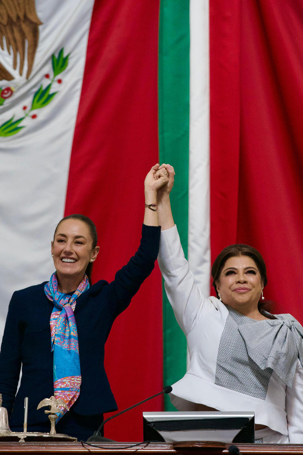 Fotografía cedida por la presidencia de México de la nueva jefa de Gobierno, Clara Brugada (d) y la presidenta mexicana, Claudia Sheinbaum posando este sábado en Ciudad de México (México). EFE/ Presidencia de México /SOLO USO EDITORIAL/SOLO DISPONIBLE PARA ILUSTRAR LA NOTICIA QUE ACOMPAÑA (CRÉDITO OBLIGATORIO)