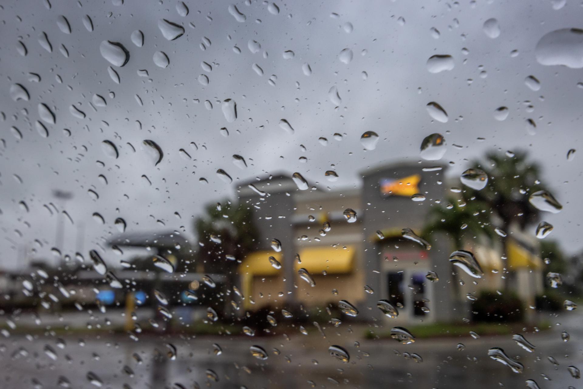 Un restaurante cubierto de madera contrachapada se ve a través de un vidrio mojado mientras la ciudad se prepara para el huracán Milton en Bradenton, Florida, EE.UU., 09 de octubre de 2024. EFE/CRISTOBAL HERRERA-ULASHKEVICH
