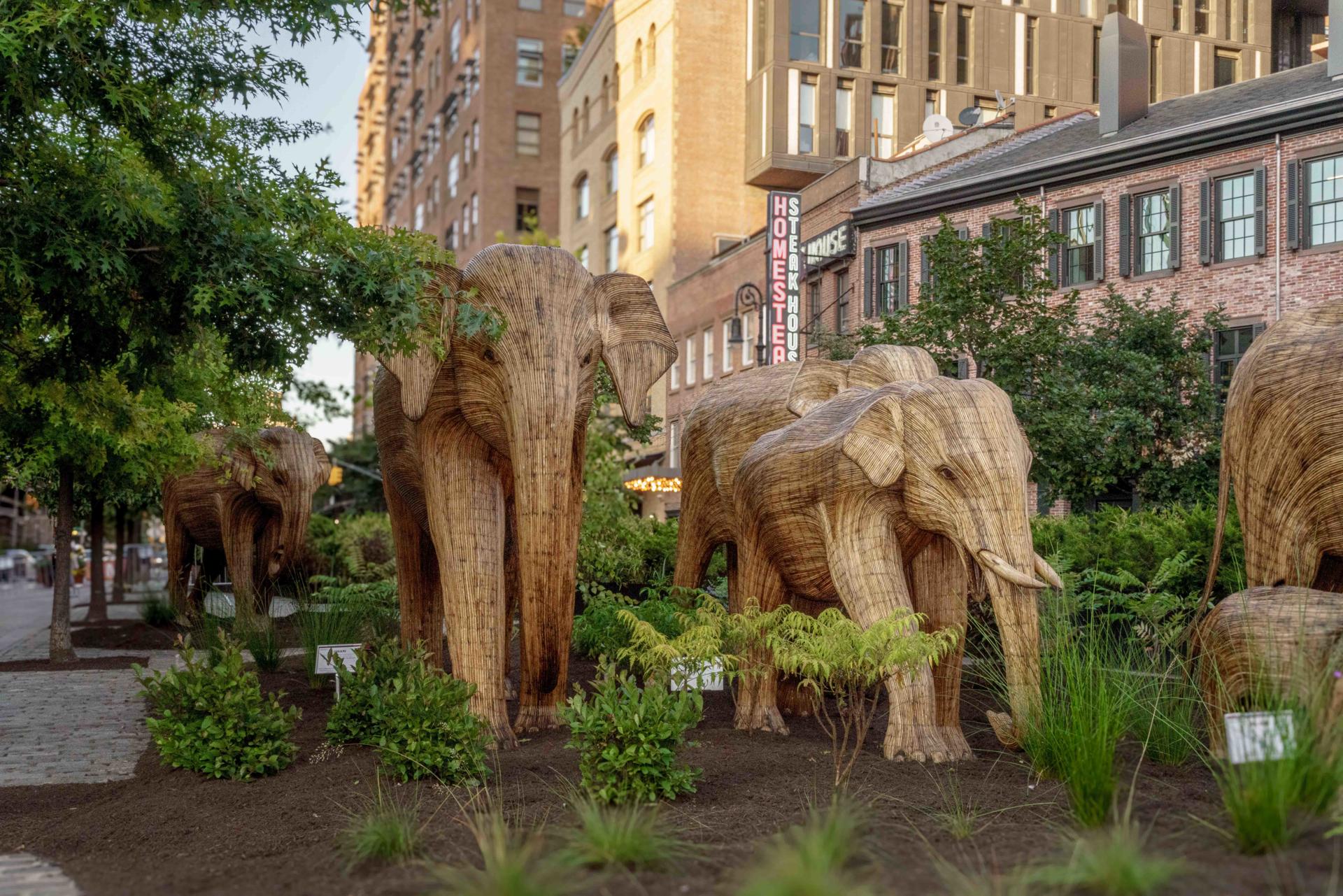 Fotografía sin fecha específica, cedida por Mark Warne, muestra la instalación de elefantes indios de la exposición 'The Great Elephant Migration', durante su inauguración en Nueva York (EE.UU.). EFE/ Mark Warne SÓLO USO EDITORIAL/SÓLO DISPONIBLE PARA ILUSTRAR LA NOTICIA QUE ACOMPAÑA (CRÉDITO OBLIGATORIO)
