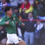 El delantero boliviano Miguel Terceros fue registrado este jueves, 10 de octubre, al celebar un gol que el anotó a Colombia, durante un partido de la fecha 9 de las eliminatorias sudamericanas al Mundial FIFA de 2026, en el estadio Municipal de El Alto (Bolivia). EFE/Luis Gandarillas