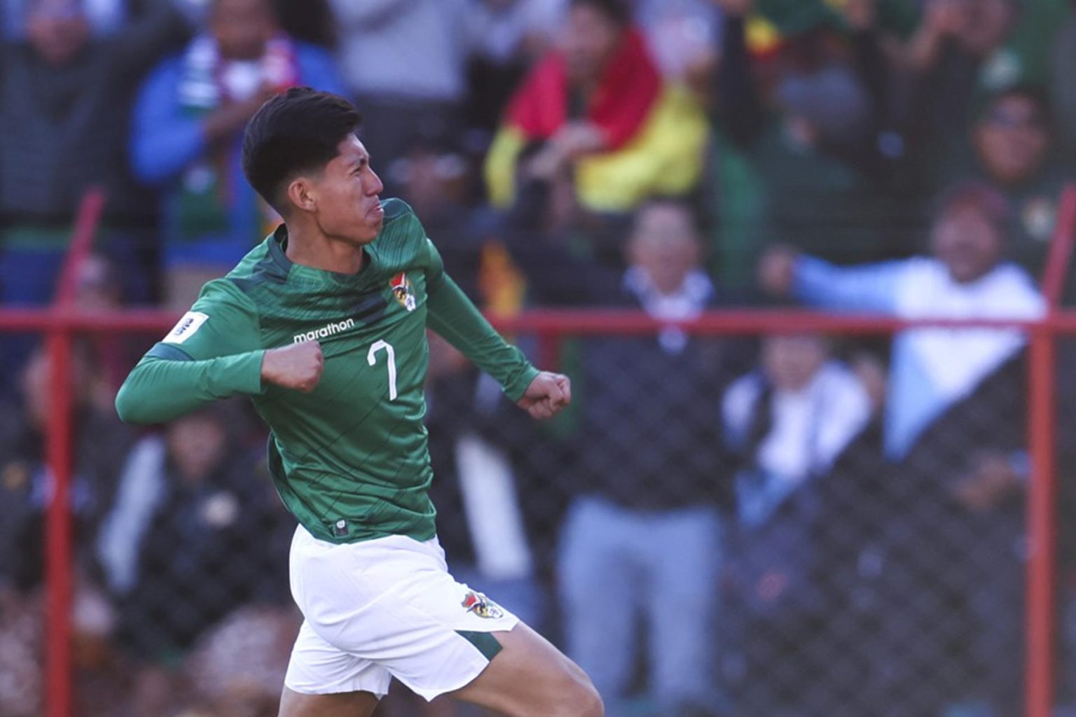 El delantero boliviano Miguel Terceros fue registrado este jueves, 10 de octubre, al celebar un gol que el anotó a Colombia, durante un partido de la fecha 9 de las eliminatorias sudamericanas al Mundial FIFA de 2026, en el estadio Municipal de El Alto (Bolivia). EFE/Luis Gandarillas