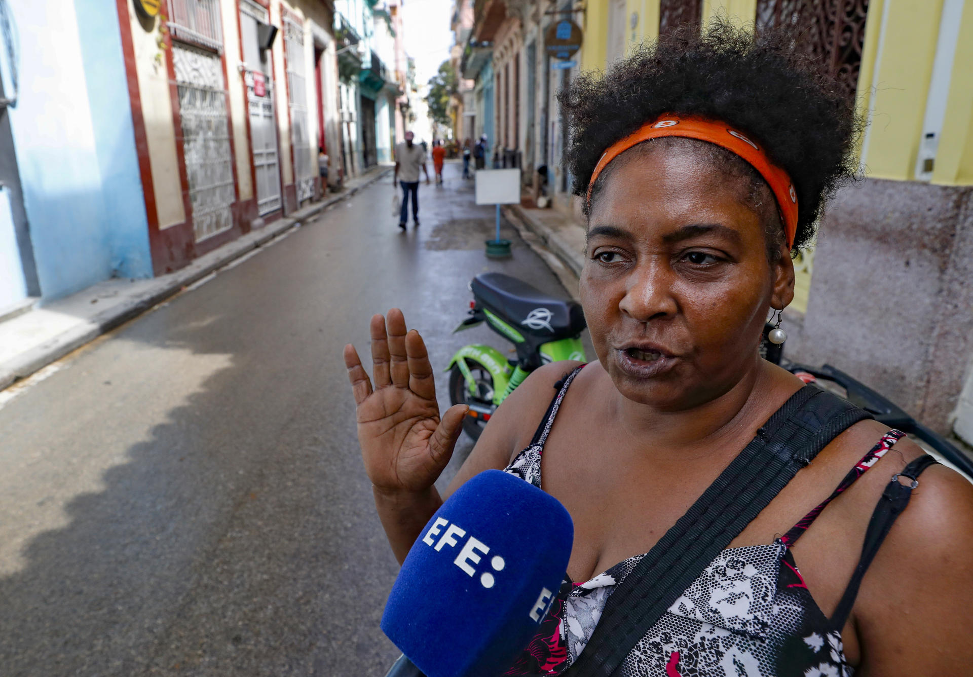 Patricia, un ama de casa habla con EFE sobre los días de apagón nacional este lunes en La Habana (Cuba). EFE/ Yander Zamora
